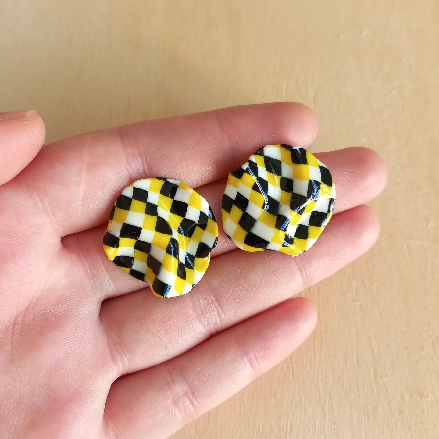 Checkered Crease Stud Earrings