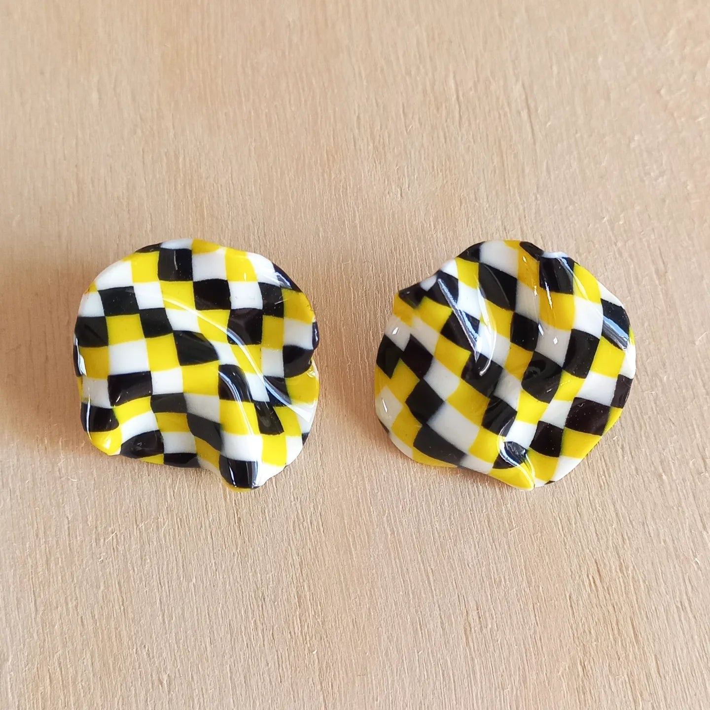 Checkered Crease Stud Earrings